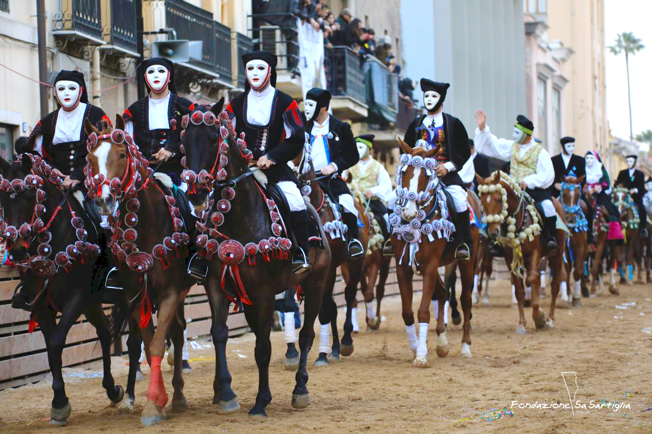 Sa Sartiglia - image via Sa Sartiglia on Wikimedia Commons (CC BY-SA 4.0) - Globetrotting horse riding holidays