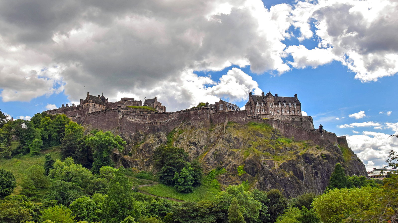 A Day Spent in Edinburgh - image by kolibri5 on Pixabay - Globetrotting horse riding holidays