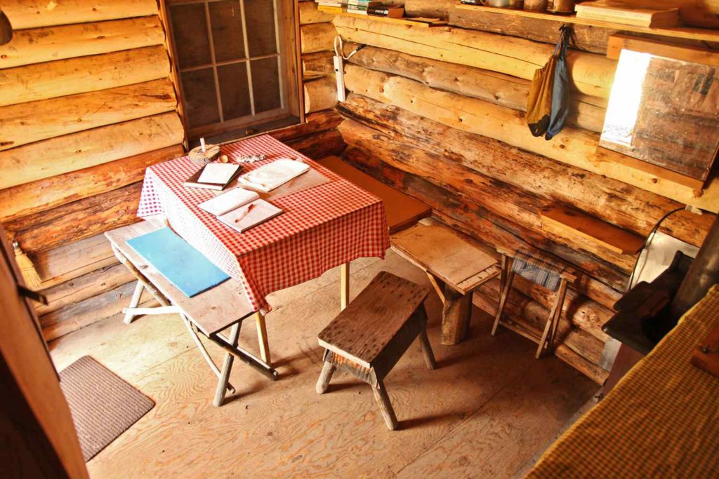 mountain-cabins.canada-3